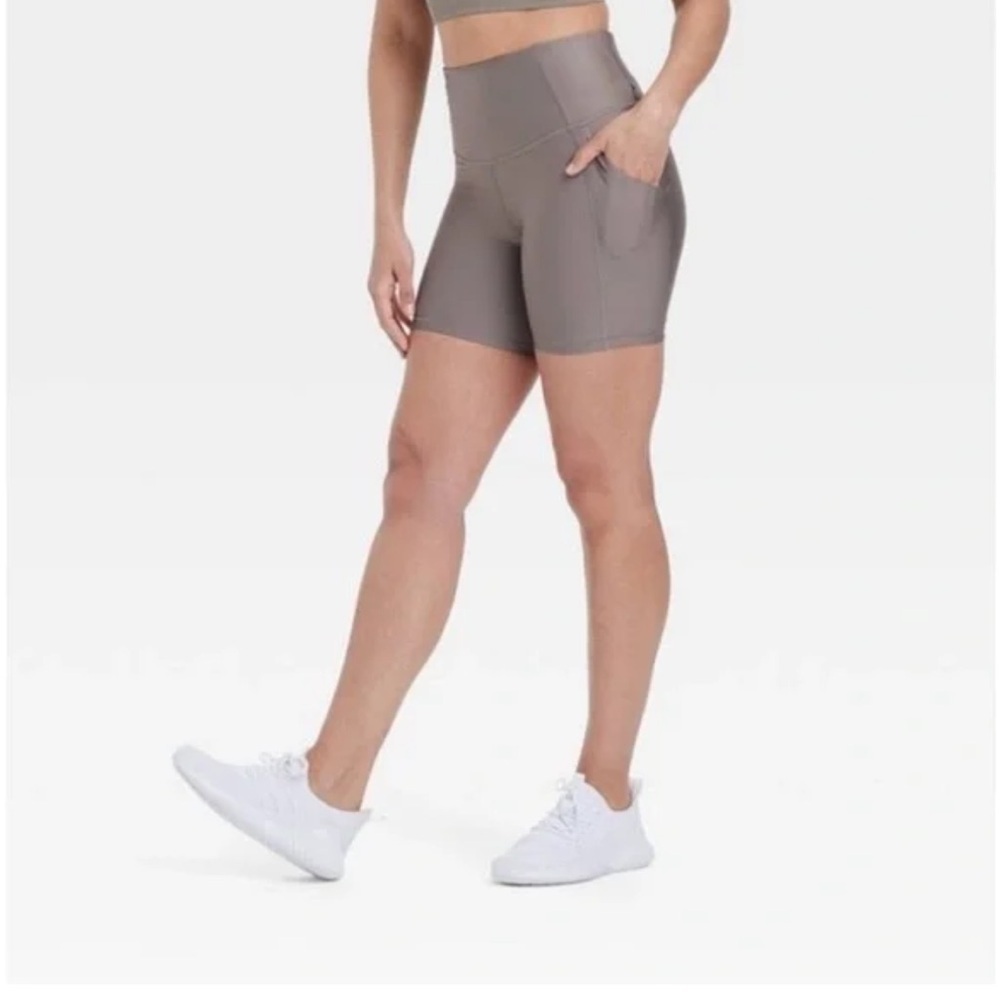 Women's High Rise Pocketed
Bike Support 6". Taupe new